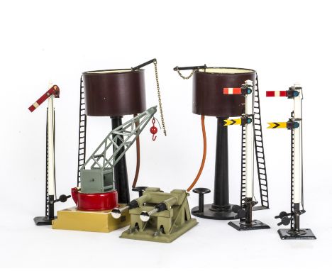 Boxed Bassett-Lowke Layout Accessories, comprising two no 1044 water towers, a 6130/0 home signal and two 6140/0 home/distant