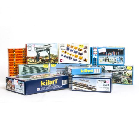 N Gauge Buildings and Acessories, various accessories including boxed  Arnold 6381 turntable and6385 turntable pre selector, 