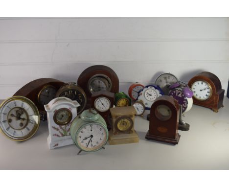 BOX CONTAINING CLOCK PARTS AND AN EDWARDIAN 8-DAY MANTEL CLOCK ETC
