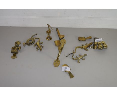 SMALL COLLECTION OF BRASS ITEMS INCLUDING BIRDS, SNAKES, DOOR KNOCKER ETC