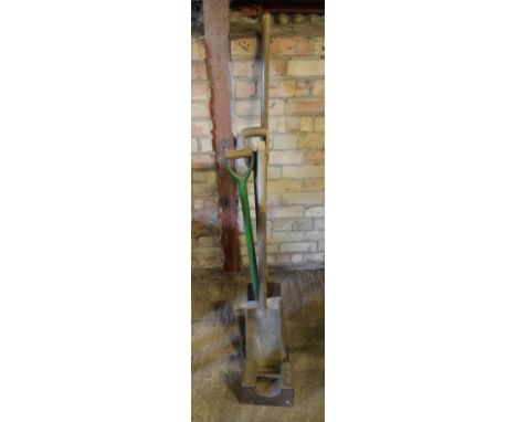 Shovels, fork & a 56lb weight

** Please note: VAT is chargeable on this lot. **