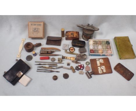 A 19TH CENTURY SNUFF BOX, ANOTHER, ARP &amp; WVS BADGES and other small collectibles