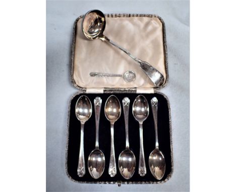 A SET OF SIX SILVER TEASPOONS WITH GOLF CLUB DECORATION in a fitted case, together witha silver caddy spoon and a salt spoon