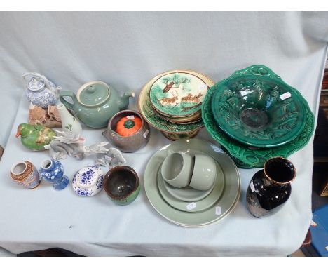 A COLLECTION OF CERAMICS INCLUDING DENBY TEAPOT together with two saucers and two mugs, and other ceramics 