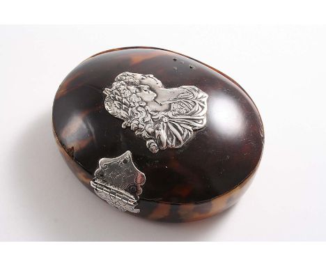 A QUEEN ANNE / GEORGE I OVAL MOUNTED HORN TOBACCO BOX with a small engraved stand-away hinge and an applied dual portrait pla