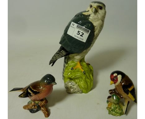 Royal Doulton 'Merlin' Scotch Whisky decanter and two other Beswick birds - 'Goldfinch' and 'Chaffinch' (3) Condition Report 