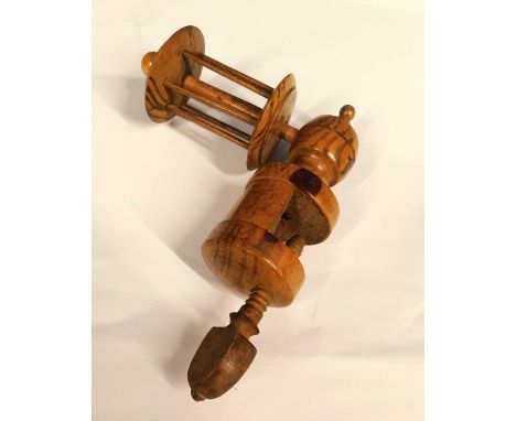 A 19th century fruitwood sewing clamp / thread winder, approx. 17 x 14cm