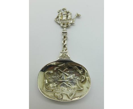 A silver caddy spoon with import mark, 14g