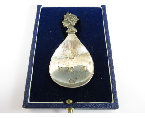 A cased Mappin & Webb Queen Elizabeth II silver jubilee commemorative caddy spoon, 19 g