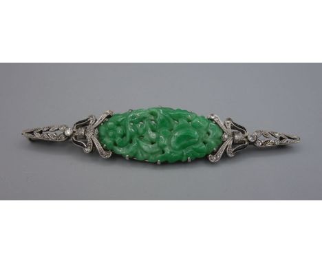 ART DÉCO JADE - BROSCHE in originaler Schatulle des Hofjuweliers "Begeer van Kempen Vos". "Spinatgrüne" Jade, durchbrochen ge