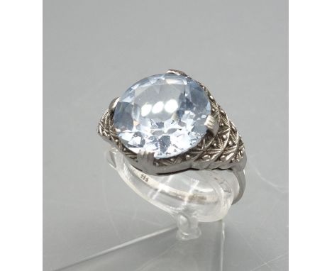 ART DÉCO - RING, 333er Weissgold, besetzt mit hellblauem / blassblauem Edelstein. Ring-Kopf 1,4 cm. Gr. 54.