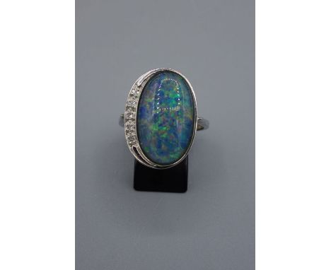 RING, 585er Weissgold (5,1 g), besetzt mit einem ovalen Opal und 5 Brillanten. Ringkopfmaße: 2 x 1,5 cm, Ring-Gr. 55/56.