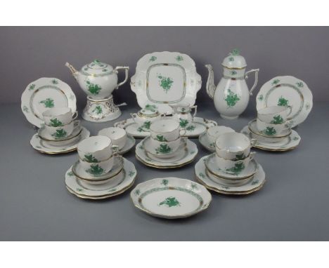 KAFFEE - ODER TEE - SERVICE / coffee or tea set, Porzellan, Manufaktur Herend, Ungarn. Geschweifte Form mit Osiermuster / Wei