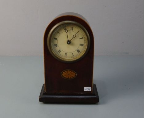 TISCHUHR / KAMINUHR / table clock / fireplace clock, Anfang 20. Jh.; hochformatiges Mahagonigehäuse mit gerundetem Abschluss 