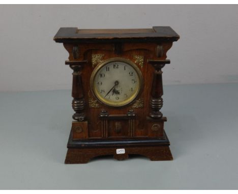 TISCHUHR MIT SPIELUHR ALS WECKFUNKTION / table clock with musical alarm application, Nussbaumgehäuse mit ebonisierten Partien