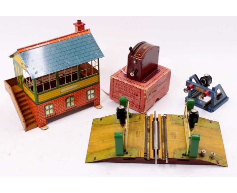 Four Hornby ‘electric’ items: 1931-3 level crossing E1, green gateposts complete with lamps on each gate, re-wired (E); 1936-