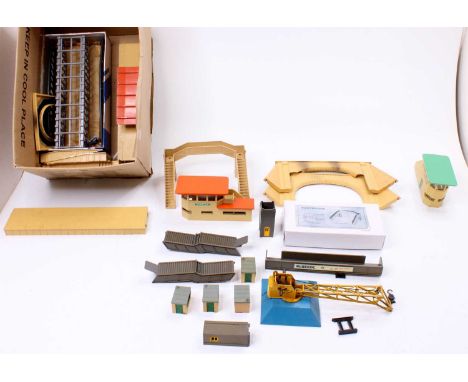 Various unboxed items – mainly Hornby-Dublo. Island platform extension; island platform; two ramps without walls, footbridge 