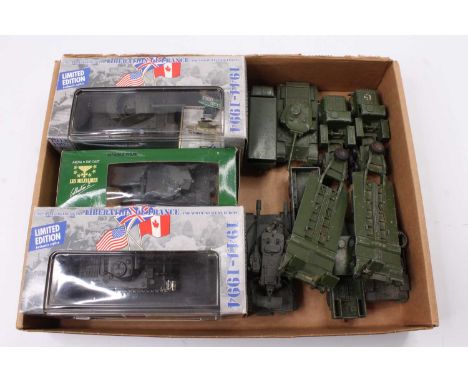 One tray containing a collection of mixed modern and vintage military related diecasts, to include Dinky Toys and Solido, spe