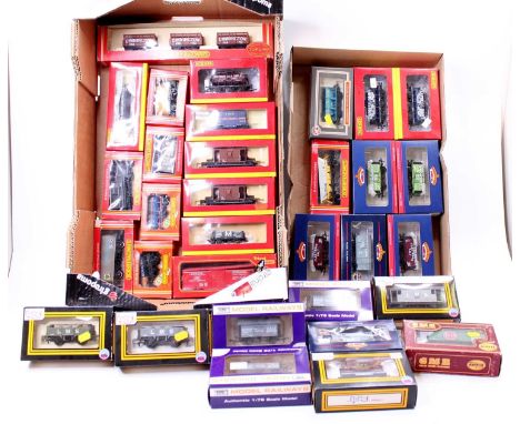 32 various boxed 00 gauge items of rolling stock and wagons, mixed brands and manufactures to include Bachmann, Dapol, Mainli