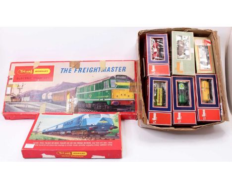 A Triang Hornby OO gauge RS51 The Freightmaster electric train set containing D5572 Locomotive with various wagons and track,