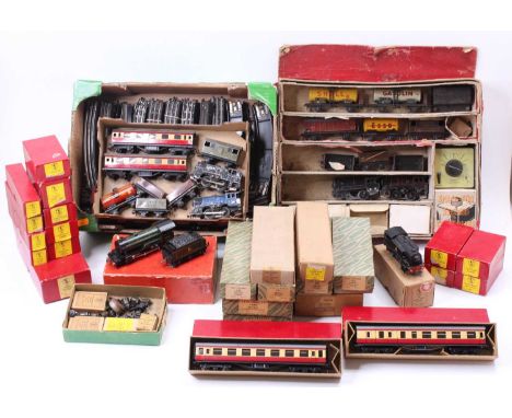 A collection of assorted mainly 00 gauge items to include boxed 4-4-0 engine and tender, passenger LNER, scale model coach 1s