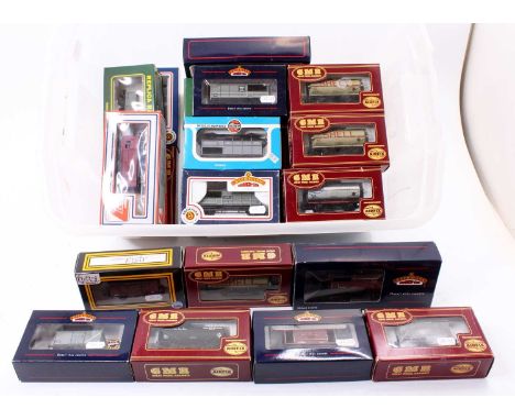31 boxed OO gauge wagons and rolling stock from manufacturers such as Bachmann, Airfix and Dapol, specific examples include A