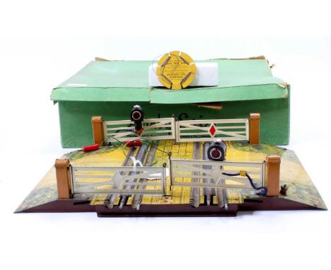 1938-41 Hornby E2E 2-track standard spacing level crossing, fitted with electric lighting, light brown gateposts. (E) (BP)