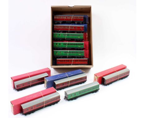 Hornby-Dublo short suburban tinplate coaches: one each D13 maroon 1st/3rd &amp; br/3rd (E); 4 x 4026 BR(S) green br/2nd (E) (
