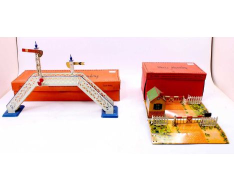 Two Serie Hornby (French Hornby) items: Passage a Niveau No.1. level crossing with lifting barriers and crossing keeper’s cot