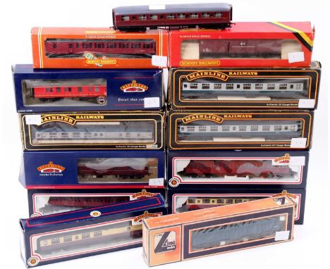 A collection of various 00 gauge items of passenger stock and rolling stock, mixed manufactures, to include Bachmann,Lima, Ho