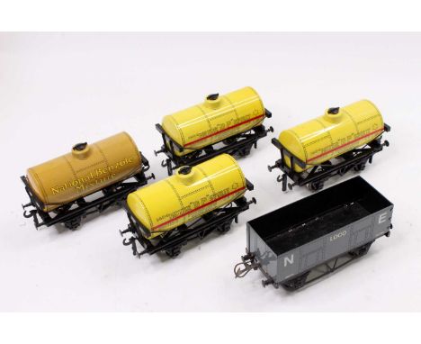 Five ‘modern’ wagons: Three ACE Trains tanks ‘BP Motor Spirit’ yellow (will benefit by cleaning), with a National Benzole ver