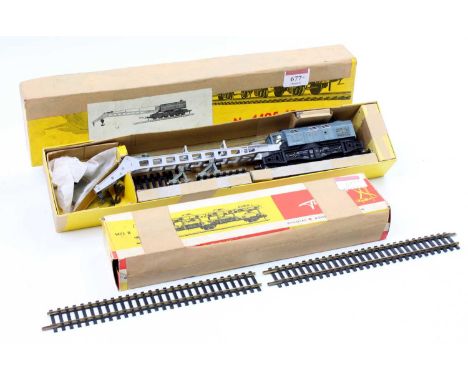 1495-4B Fleischmann H0 Breakdown crane and 1472B Car transporter complete with eight cars. Both (E) (BP-F)