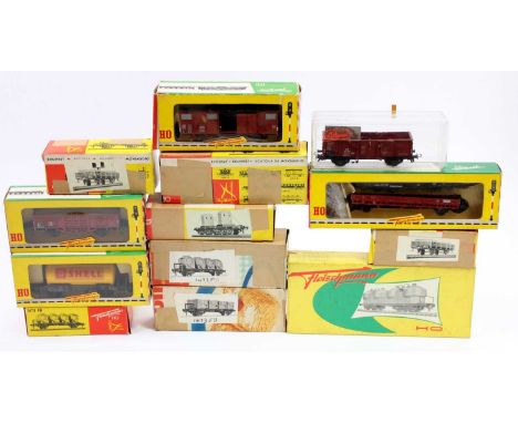 Twelve Fleischmann H0 goods wagons, including 1492B; 1470; 1452N; 1455S; 1475H; and others and two empty boxes. Overall (VG-E