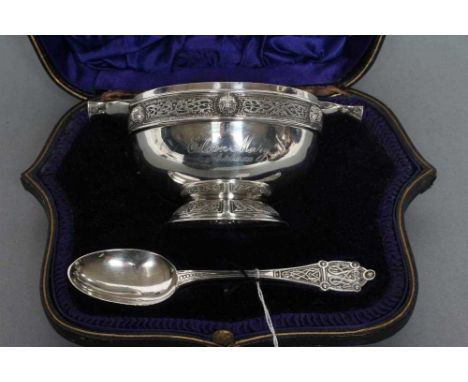 AN EDWARDIAN SILVER CELTIC STYLE PORRINGER, maker Reid &amp; Sons, London 1910, of circular form, the two lug handles, bandin