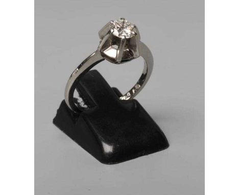 A SOLITAIRE DIAMOND RING, the round brilliant cut stone of approximately 0.7cts in a high claw setting to a plain shank, stam