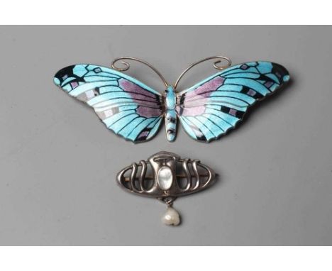 AN ARTS AND CRAFTS SILVER BROOCH, maker W.H. Haseler, Birmingham 1905, of open oval form centred by a collet set mother of pe