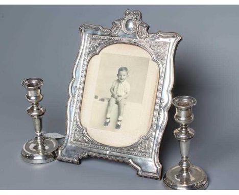 A SILVER EASEL BACK PHOTOGRAPH FRAME, maker's mark rubbed, Birmingham 1910, of shaped vertical oblong form with high cresting