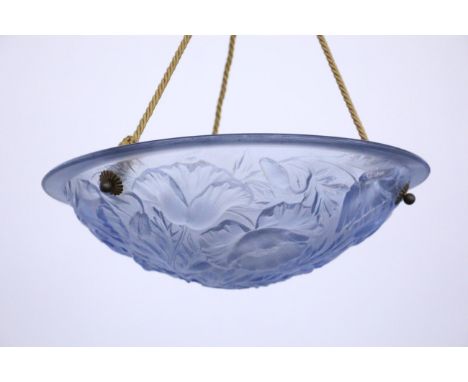   ART DECO HÄNGELAMPE  Frankreich 1920er Jahre Blaues Pressglas mit Pflanzenmotiven im Relief. Originale Kordelaufhängung. D.