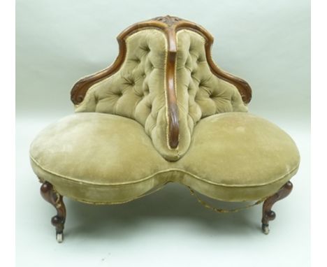 A PAIR OF VICTORIAN CARVED MAHOGANY SHOW FRAMED DUET OR GALLERY SEATS, each having button backs, on cabriole legs with cerami