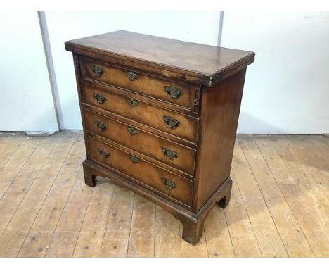 A George II style walnut bachelor's chest, first half of the 20th century, the hinged rectangular top with cross-banded edge 