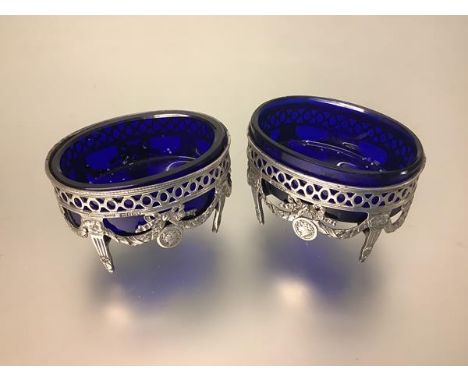 A pair of Edwardian silver salts, with London import marks for Elly Isaac Millar, 1902, in 18th century style, oval, with pie