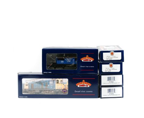 A quantity of OO gauge railway by Bachmann. A BR Class 20 Bo-Bo diesel loco, D8000, in green livery (32-027). Together with 1