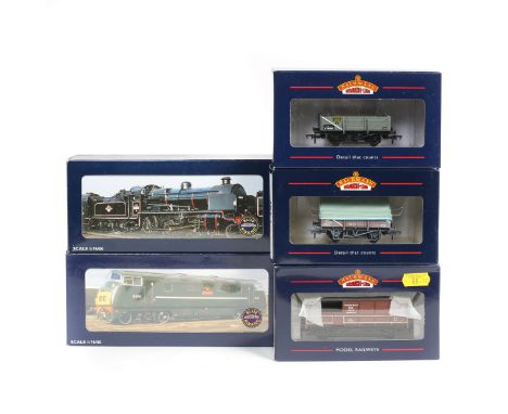 Bachmann Branch-Line Model Railway. A BR Class 42 Warship Bo-Bo diesel locomotive RN D818 (32-059) in BR green livery. Plus a