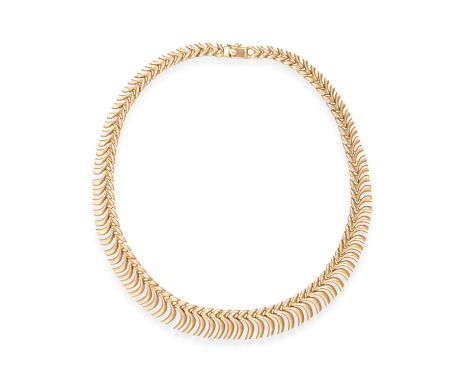 AN 18K GOLD FRINGE NECKLACEThe continuous line of pointed arrow-head links forming a geometric fringe effect, length 44cm, to
