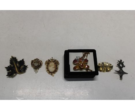 Good selection of vintage Brooches 