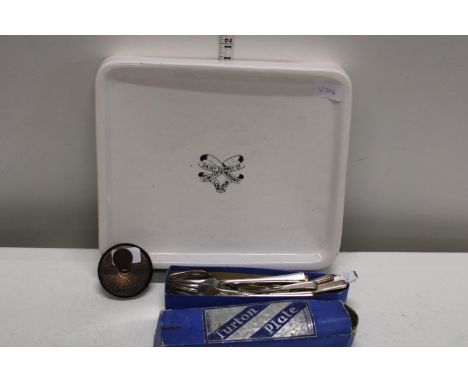 A selection of vintage collectables 