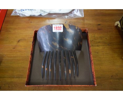 A tortoiseshell mantilla comb, 15cm wide. 