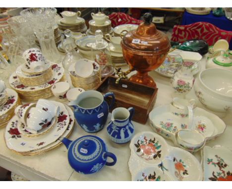 A qty of oddments inc. copper, samovar, jasperware, wedgewood