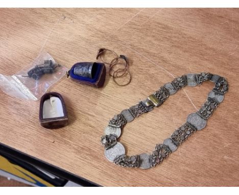 A mixed group of items,&nbsp;to include a cased silver thimble; a yellow metal friendship ring; a coin choker; and two Chines