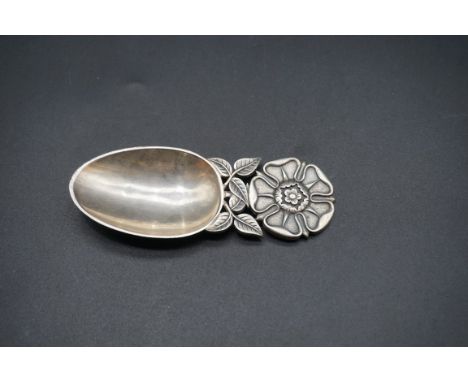 A silver caddy spoon, by Robert Edgar Stone, London 1958, 9cm, 38g. 